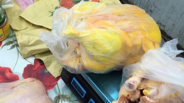 Carne de pasăre vopsită galben, vândută la marginea drumului