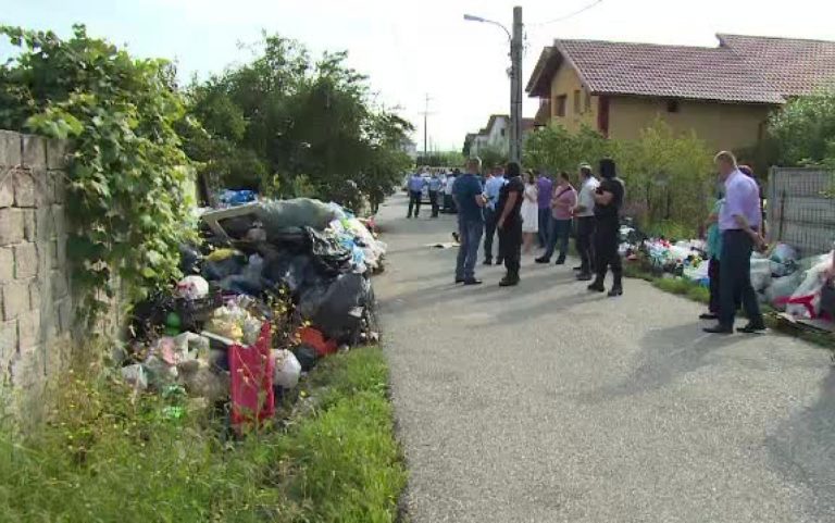 Şi-a umplut casa cu atâtea gunoaie că a ajuns să doarmă în curte