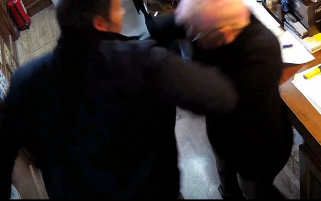 Polițist acuzat de exces de zel: a încercat să smulgă poșeta unei femei / VIDEO