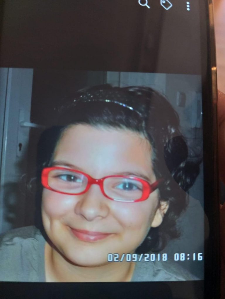 O fată de 13 ani a dispărut din Timișoara în drum spre școală. Sună la 112 dacă o vezi!