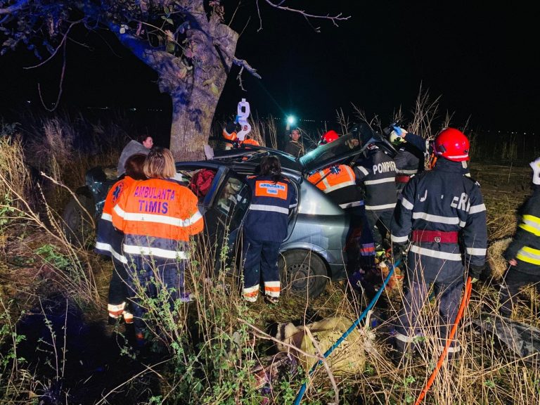 Două persoane au murit după ce mașina în care se aflau a intrat într-un copac FOTO-VIDEO
