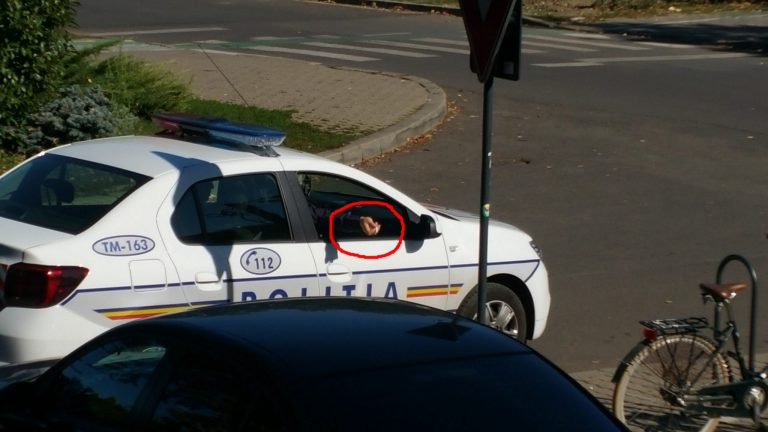 Polițiști din Timișoara, surprinși fumând în mașina de serviciu VIDEO