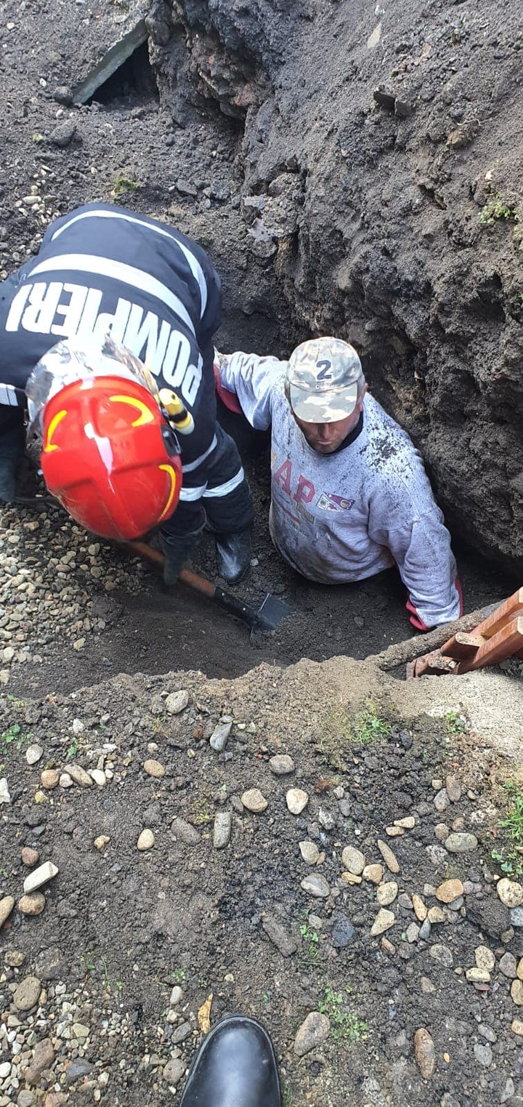 Muncitor prins sub pământ, după o surpare în timpul lucrărilor