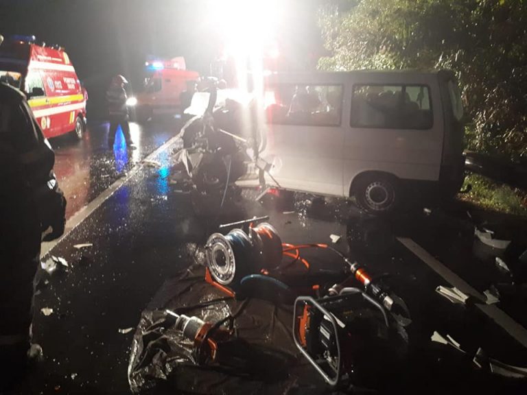 Accident grav pe o șosea din vestul țării. Impact între un microbuz și un TIR, doi oameni au murit FOTO-VIDEO