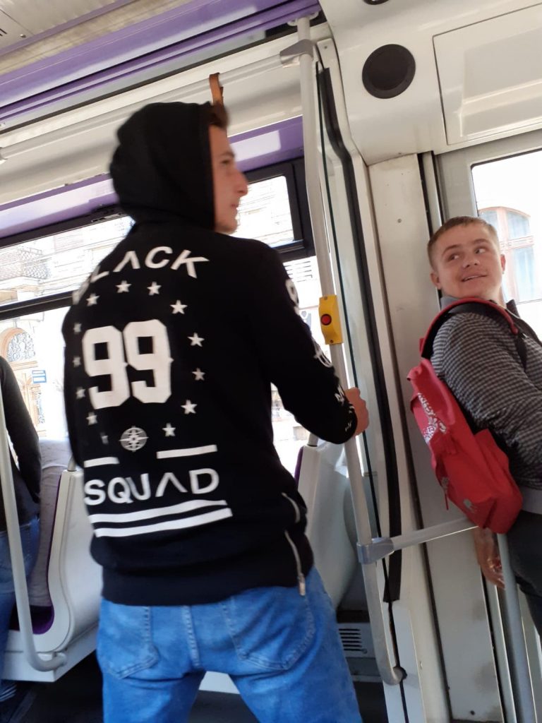 Tineri surprinși de călători în timp ce vandalizau un tramvai. Polițiștii locali îi caută