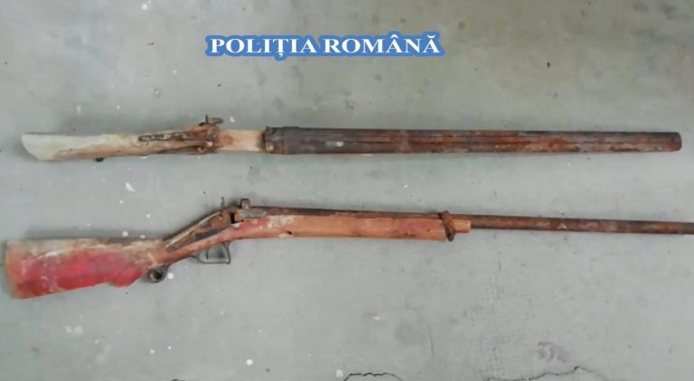 Arme vechi, descoperite în zidul unui sălaș