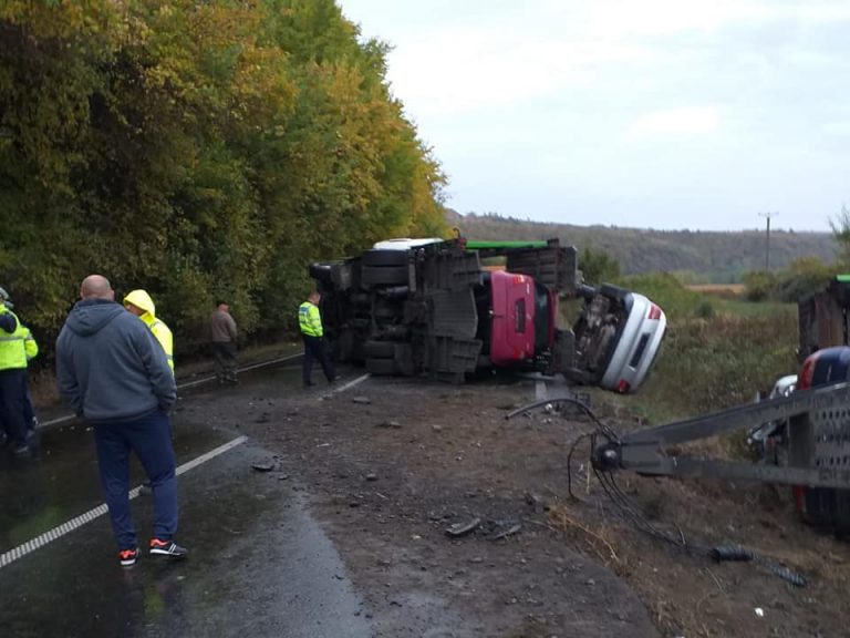 Trafic blocat pe DN7, în județul Arad. Un autocamion-platformă s-a răsturnat FOTO