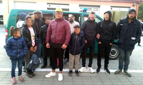 Grup de 11 migranți, oprit la granița cu Serbia VIDEO