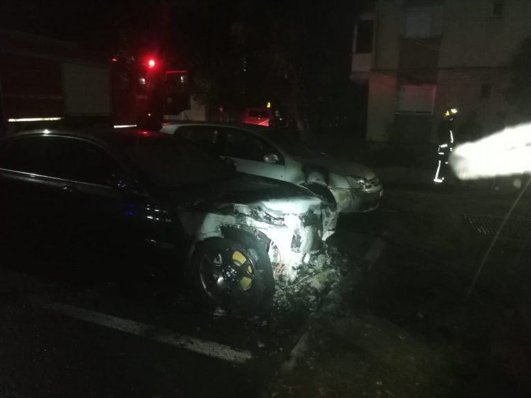 Update: Mașină incendiată intenționat, în Arad. Polițiștii au un cerc de suspecți