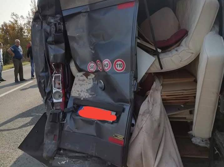 Al doilea accident într-o zi, pe DN59. Un TIR și un microbuz s-au ciocnit