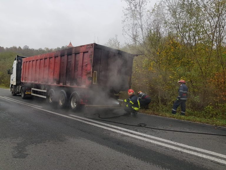 Un TIR plin cu cărbune a luat foc, în vestul țării FOTO