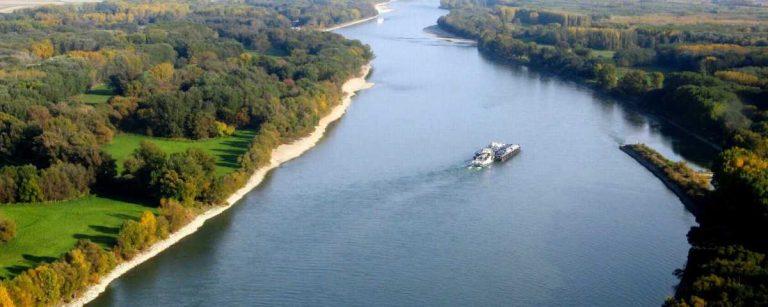 O barcă în care erau 20 de copii s-a răsturnat pe Dunăre