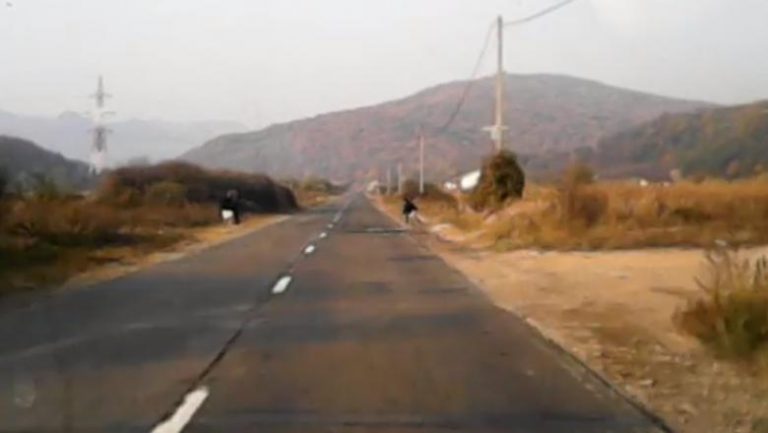 Gluma unor tineri pe un drum național se putea transforma într-o tragedie VIDEO