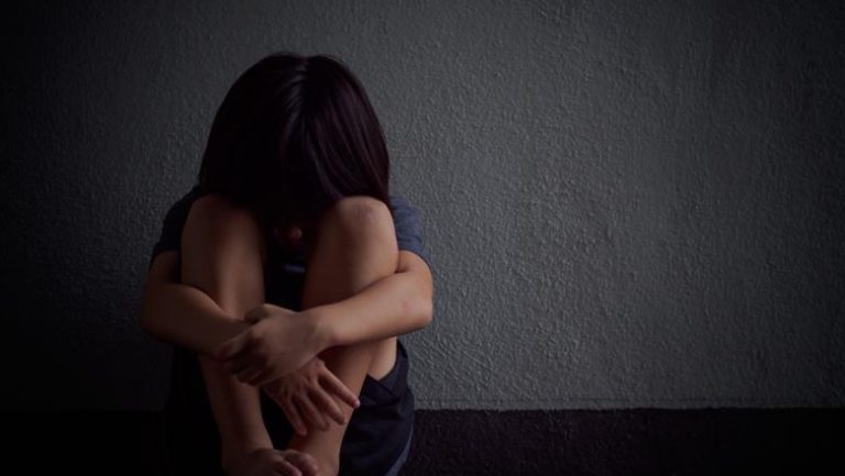 Un bărbat a făcut sex cu o fată de 11 ani, după ce ar fi avut acordul părinților ei beți