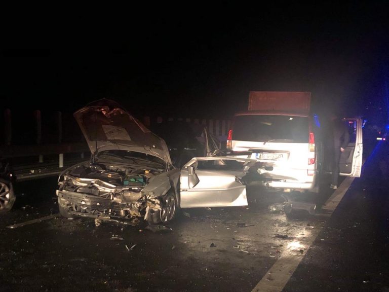 Ciocnire în lanț, pe A1. Două din cele 14 persoane implicate în accident, încarcerate FOTO