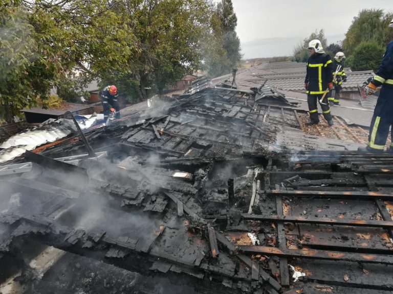 Incendiu puternic, foarte aproape de Arad. Acoperișul unei case a ars în întregime FOTO