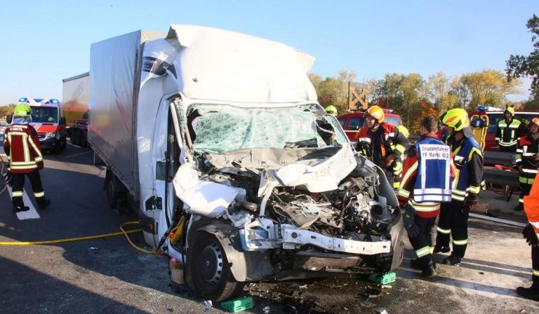 Un șofer român, luat cu elicopterul după ce a izbit în plin un TIR, pe o autostradă din Germania FOTO
