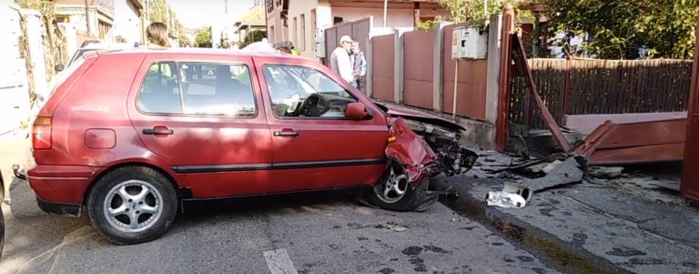 Accident rutier spectaculos în centrul Devei. Șoferul, un adolescent care furase mașina VIDEO