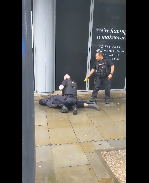 Atac într-un mall din Manchester | Patru persoane au fost rănite VIDEO