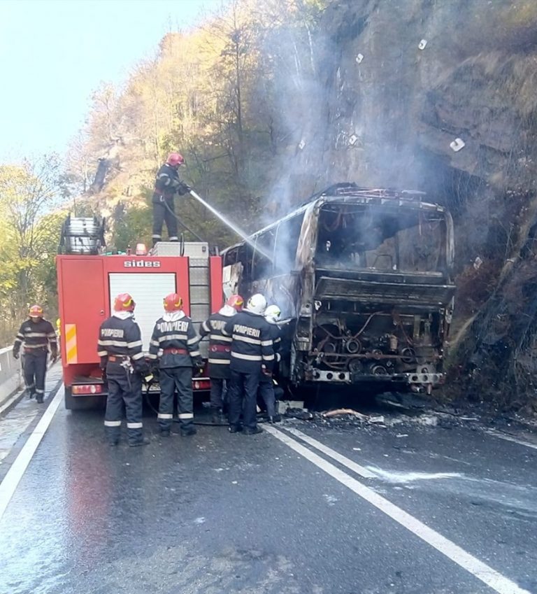 Un autocar ce transporta 25 de pasageri a ars în întregime pe Defileul Jiului