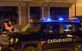 8 oameni înjunghiați, în urma unui atac de gelozie al unei românce din Italia