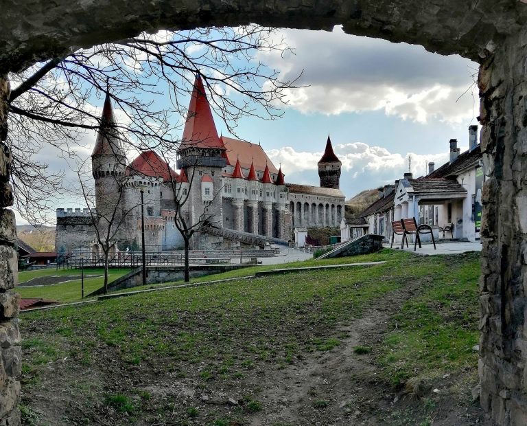 Castelul Corvinilor a intrat într-un amplu proces de reabilitare și conservare