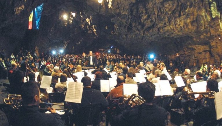 Mii de spectatori la concertul din Peştera Româneşti