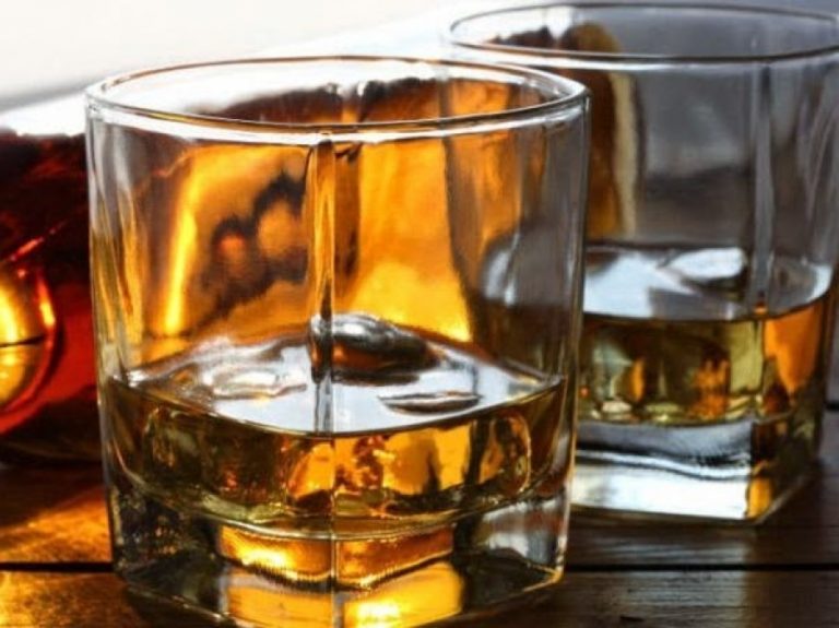 Cinci bărbați au murit după ce au băut alcool într-un bar. Poliția a intrat pe fir