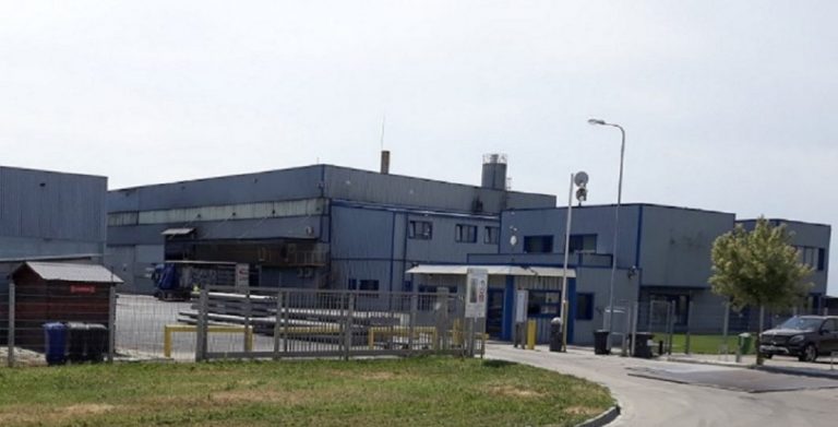O fabrică din vestul țării, acuzată că elimină gaze toxice pe timpul nopții