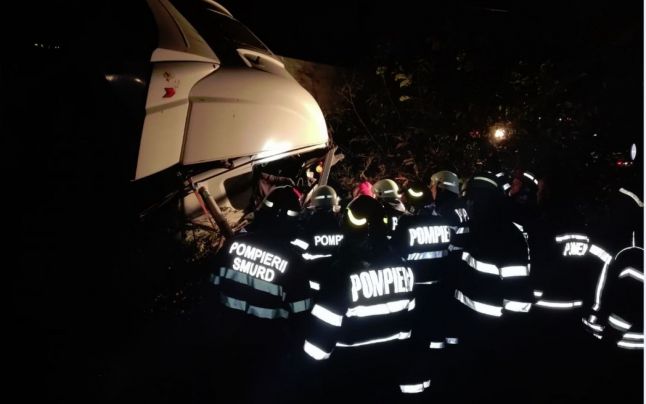10 morți și 7 răniți, după un cumplit accident dintre un microbuz și un TIR. Oamenii mergeau la lucru