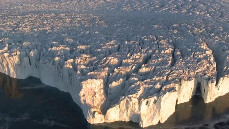 Un iceberg de dimensiunea unei metropole s-a desprins din Antarctica