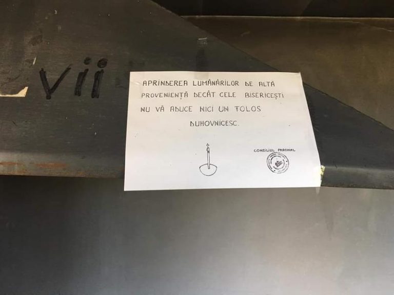 Afiș la o biserică: „Lumânările de altă proveniență nu vă aduc niciun folos duhovnicesc”