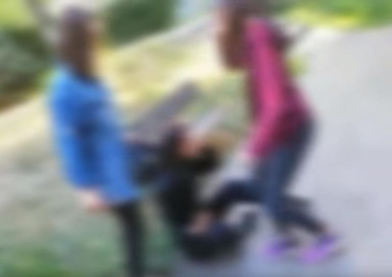 Cercetări, după apariţia unei înregistrări cu o minoră bătută și călcată pe cap de alte două fete VIDEO