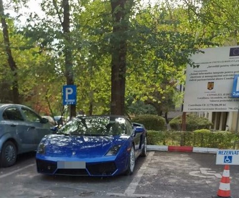 Nora lui Dragnea și-a parcat noul Lamborghini pe locul destinat persoanelor cu handicap, la CJ Teleorman