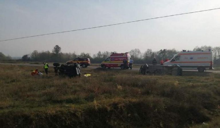 Doi părinţi ucişi de un BMW pe o şosea din vestul țării. Fiica lor de 4 ani, dusă cu elicopterul la spital