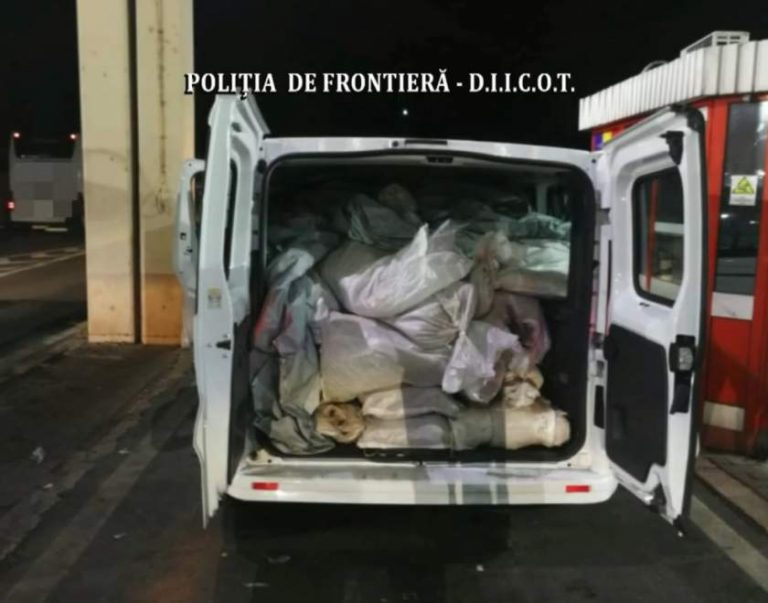 Captură-record. Droguri de 9.000.000€ găsite într-un microbuz, în vama Giurgiu
