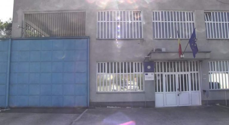Agentul care s-a împuşcat în post, la Penitenciarul Arad, surprins de camerele de supraveghere înainte de tragedie