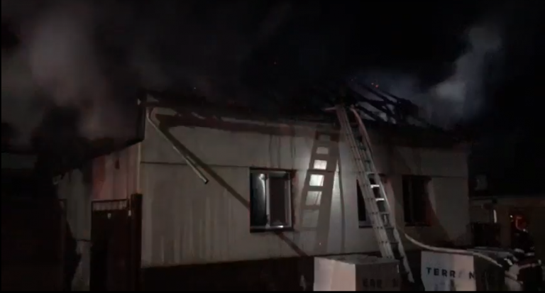 Casă în flăcări, la Arad. Incendiul, cu risc de propagare, stins de pompieri