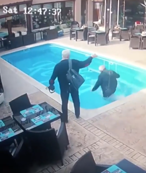 Un inspector ANAF a căzut în piscina unui restaurant la care venise în control
