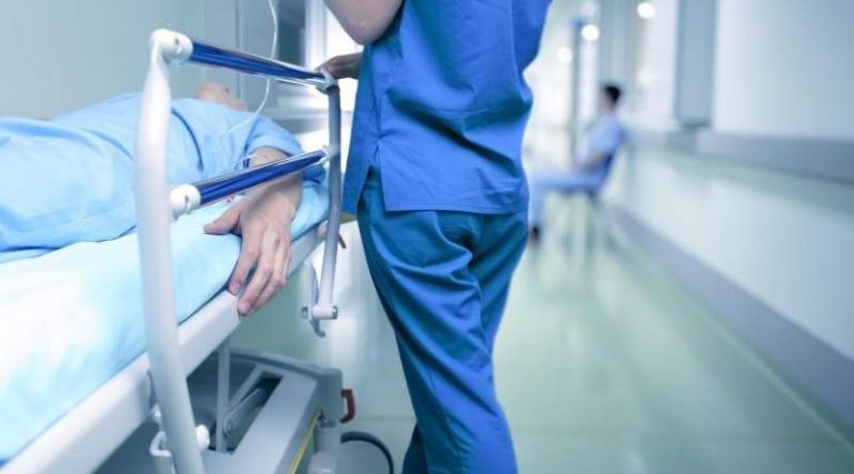 Acuzații incredibile: Un pacient a murit după o intervenție banală. Ar fi fost făcută de o infirmieră, într-o toaletă