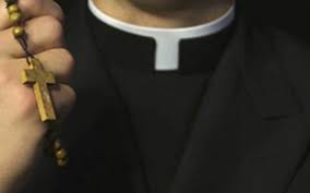 Un preot, profesor de religie, a demisionat după ce s-a aflat că a agresat o elevă