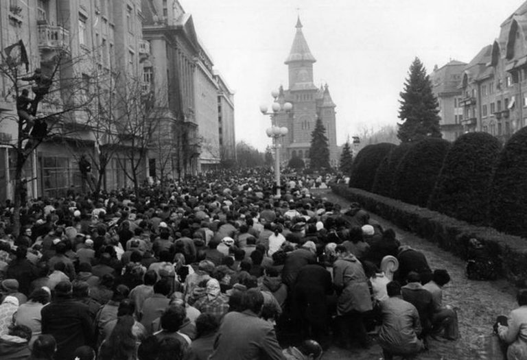 Apel către fotografi: se caută imagini inedite de la evenimentele din 1989, pentru o expoziție în viitorul Muzeu Naţional al Revoluţiei Române