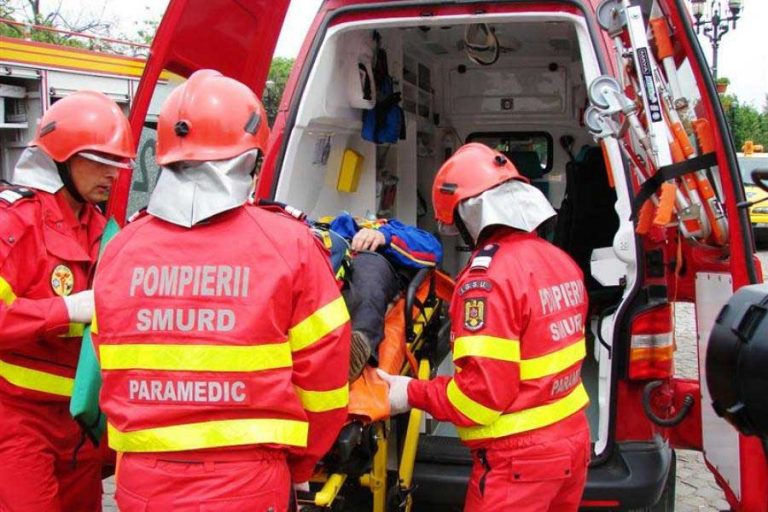 Șase oameni au ajuns la spital, după ce mașina în care se aflau s-a răsturnat