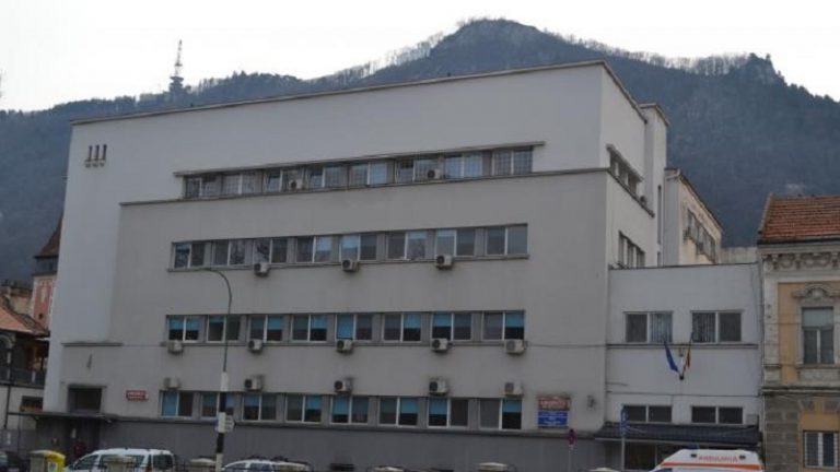 Caz revoltător într-un spital din România. Un pacient a fost îngropat dezbrăcat, într-un sac