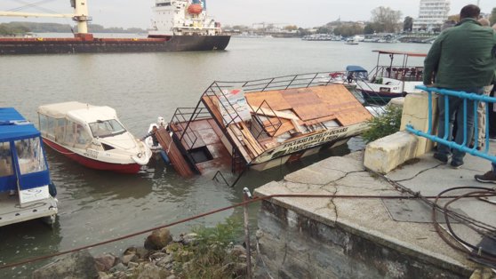 Accident pe Dunăre. O navă cargo scăpată de sub control a lovit în plin un ponton