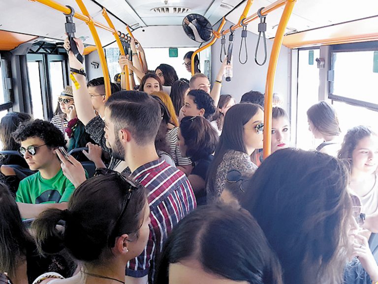 Orașul din România în care călătorii care miros urât vor fi dați jos din autobuze