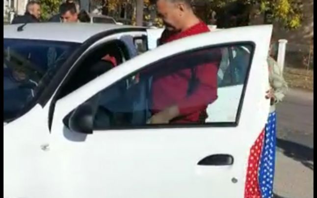 Edil din Olt, filmat în timp ce ducea rromi la secția de votare, după ce, anterior, îi plătise VIDEO