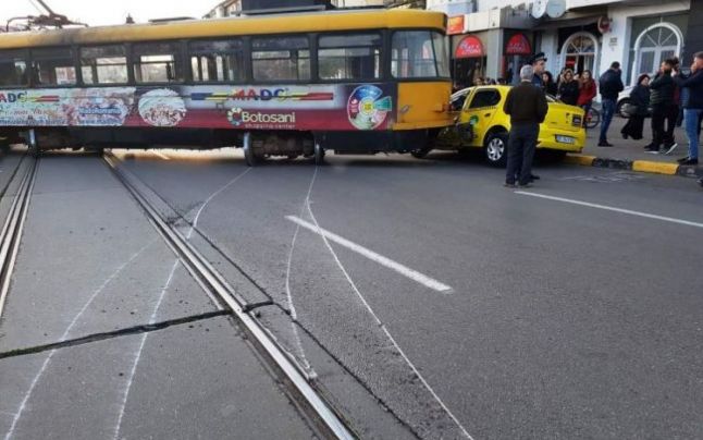 Un tramvai a deraiat şi a izbit violent o maşină. Circulaţia a fost blocată