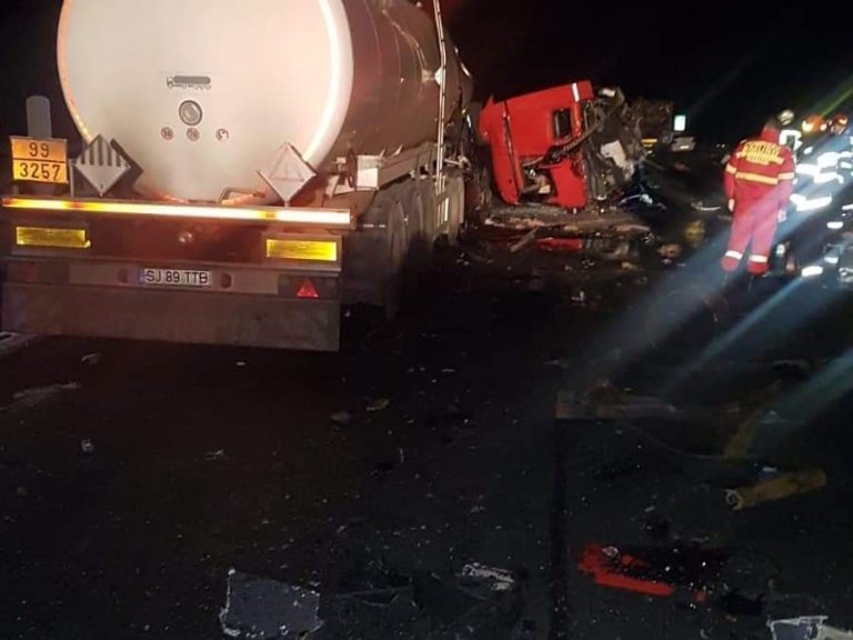 Update: Trafic reluat parțial pe A1. O autoutilitară și două mașini s-au ciocnit