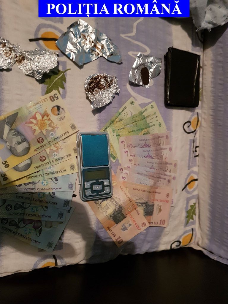 Traficanți de droguri din Bocșa, ridicați de mascați. Vindeau stupefiante și elevilor VIDEO
